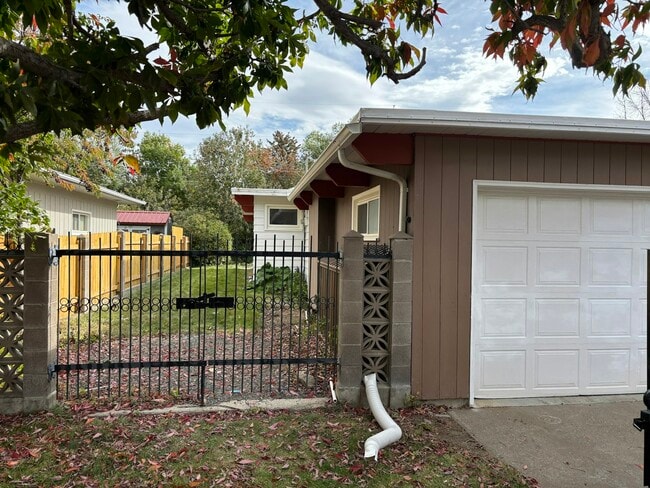 Building Photo - 2217 Cherry Dr