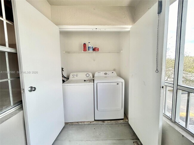 Building Photo - 2811 N Oakland Forest Dr