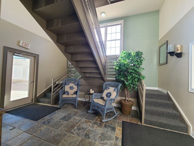 Building Photo - Fully Furnished Executive Condo in Downtow...