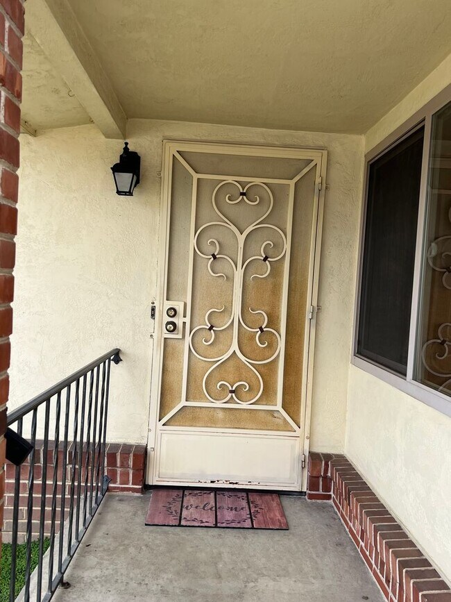 Building Photo - 723 S California St