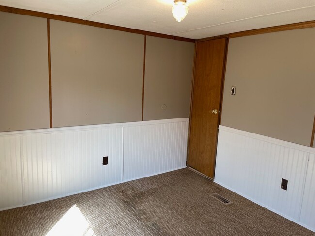 Building Photo - 3 Bed, 1.5 Bath mobile home located in Sta...