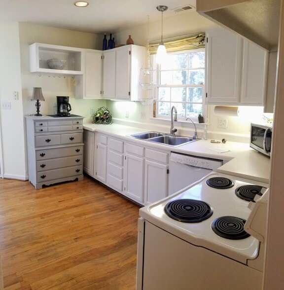 Kitchen - 7 Steeple Chase Ct