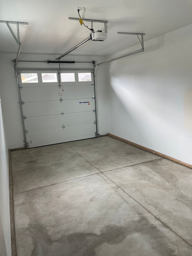 Building Photo - 61539 SE Jennifer Ln