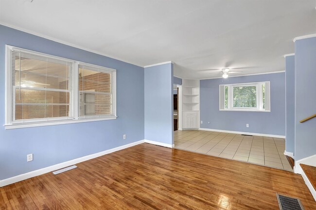 Building Photo - Beautiful, Newly Renovated 5 Bed 2 Bath si...