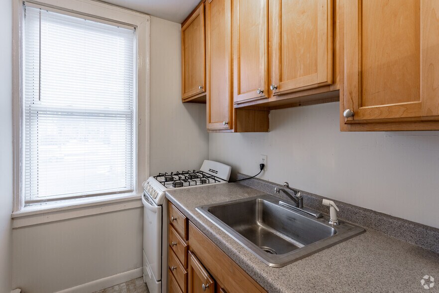 1BR, 1BA - 500SF - Kitchen - 2121 Hennepin