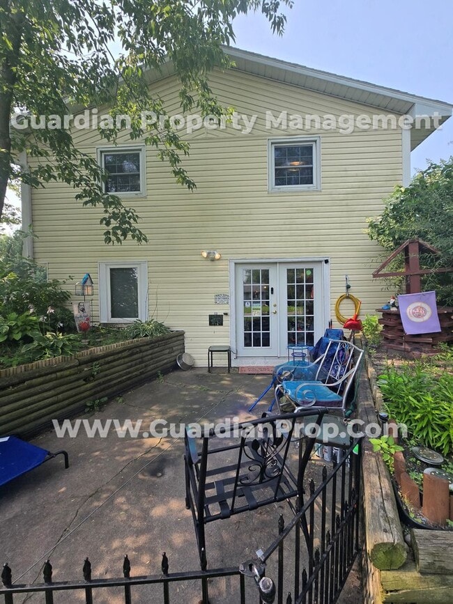 Building Photo - Available now! Spacious Brooklyn Center Home