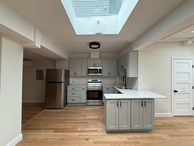 Building Photo - 202 Elm St