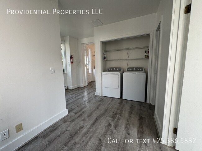 Building Photo - 424 8th Ave W