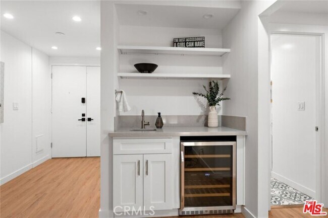 Building Photo - 321 S San Vicente Blvd