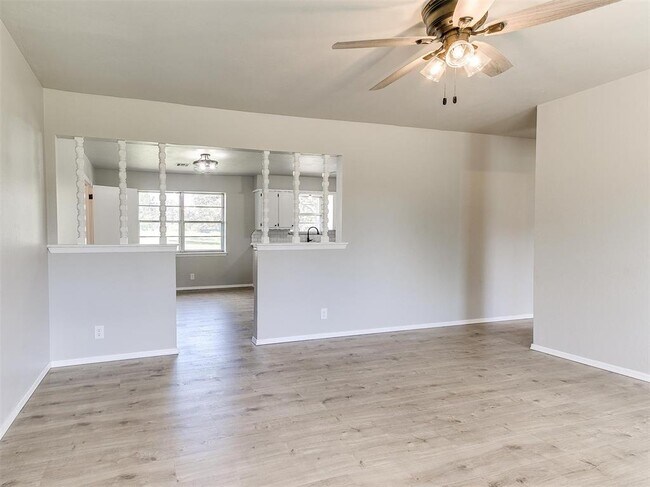 Building Photo - 502 N Oak St