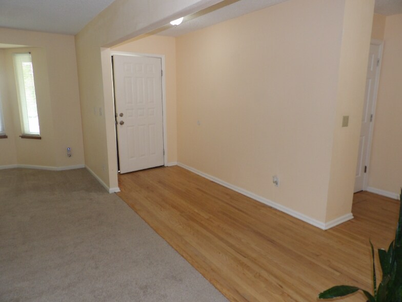 Building Photo - 3830 Gingham Way