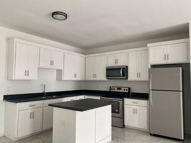 Building Photo - 3303 Aurora Ln