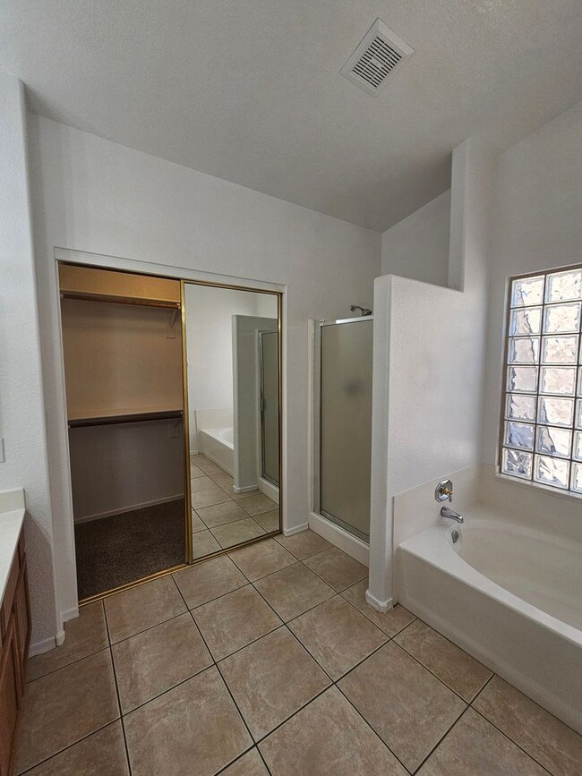 Building Photo - 3 bedroom home - no HOA - single level - N...