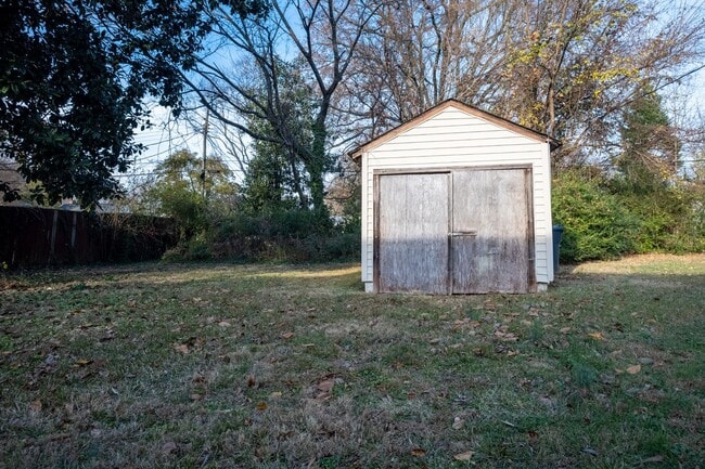 Building Photo - Charming 2 bedroom, 1 bath house