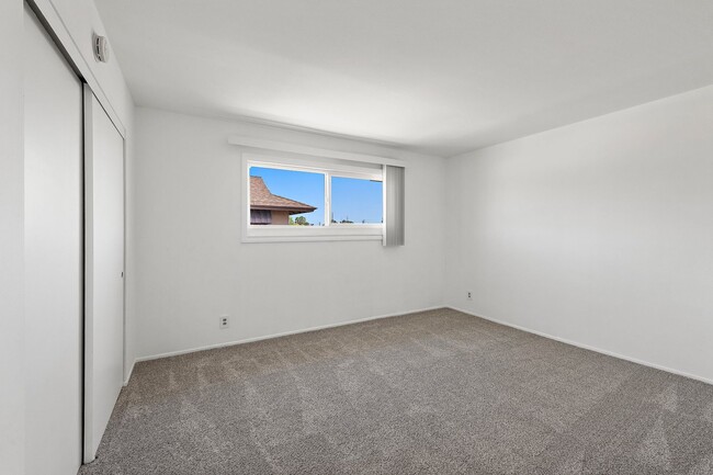 Building Photo - Spacious Home on Corner Lot!