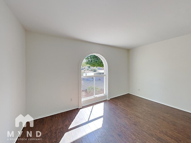 Building Photo - 2742 S Las Flores
