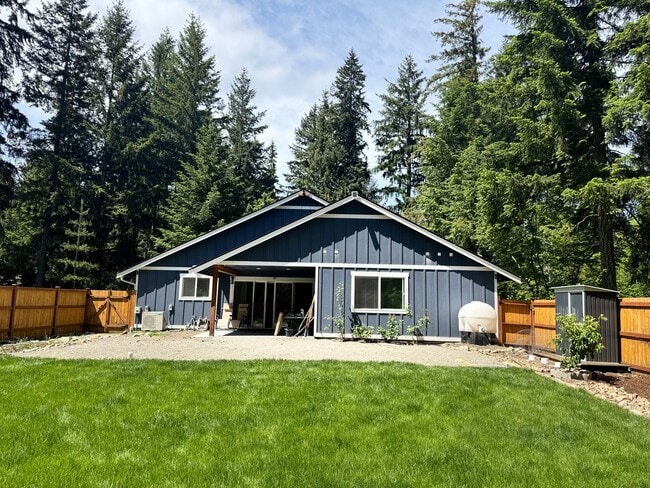 Building Photo - Welcome to Your Lakefront Retreat in Clear...