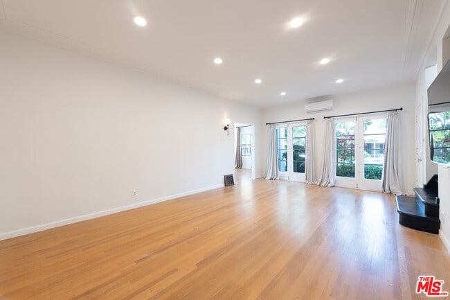 Building Photo - 1010 S Point View St