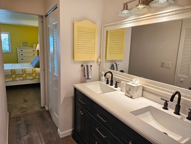 Building Photo - Seasonal Short-Term 2 Bedroom 2 Bathroom Second Floor Condo in Mission Lakes!