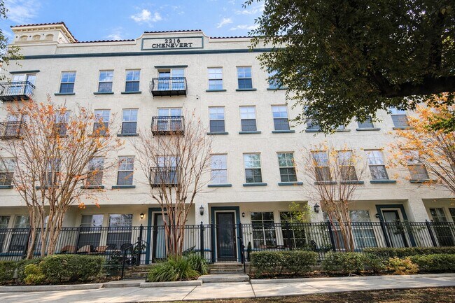 Building Photo - 2216 Chenevert St