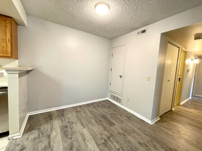 Building Photo - 2-Bedroom in Woodside Condos