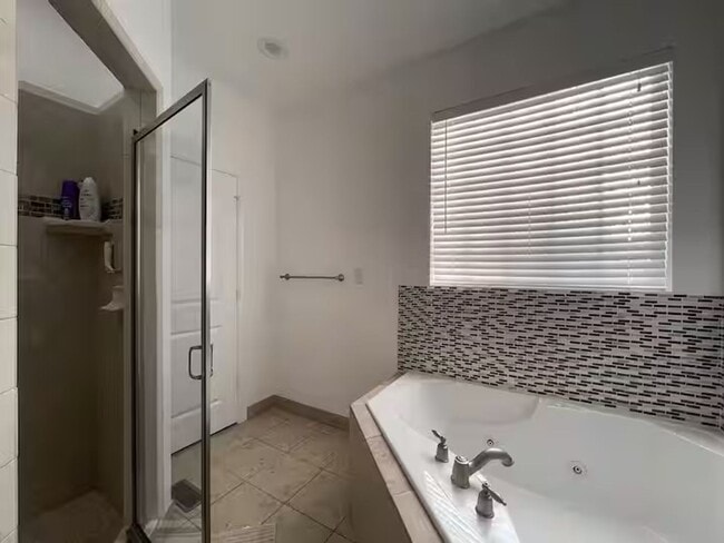 Building Photo - Fully Furnished 6 Bed, 3 Bath Home for Ren...