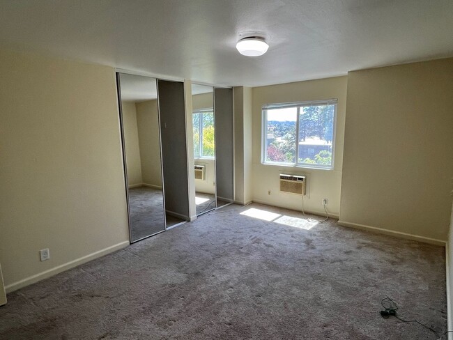 Building Photo - Vallejo 2-Bedroom Townhouse with 1-Car Gar...