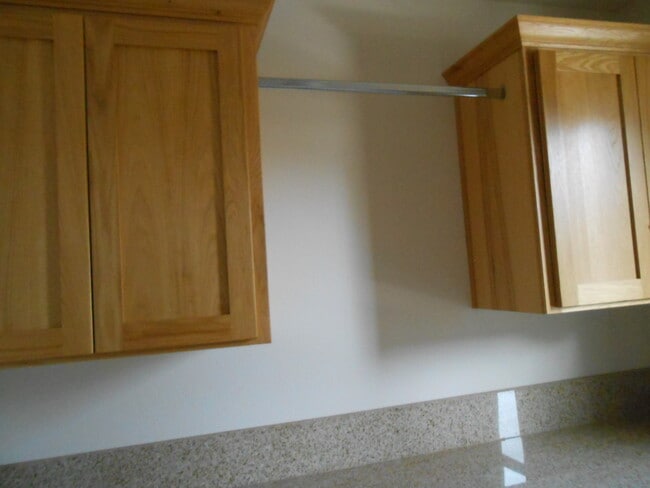 Building Photo - 1056 NE Parkview Ct