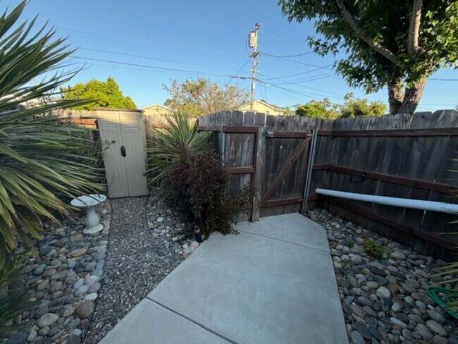 Building Photo - 1127 Laurel Ln