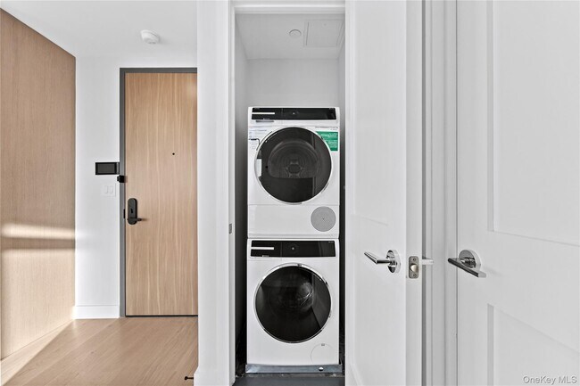 Building Photo - 38-20 Parsons Blvd