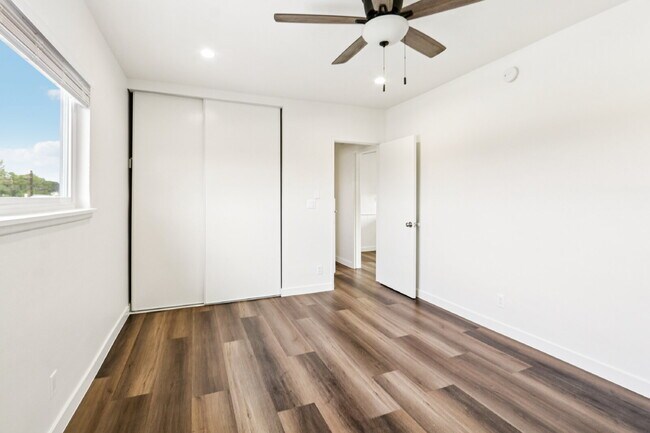 Building Photo - 1 bed 1 bath with pool and laundry!