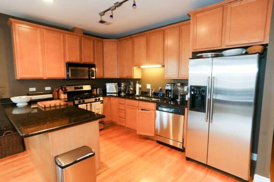 Building Photo - 3655 N Southport Ave