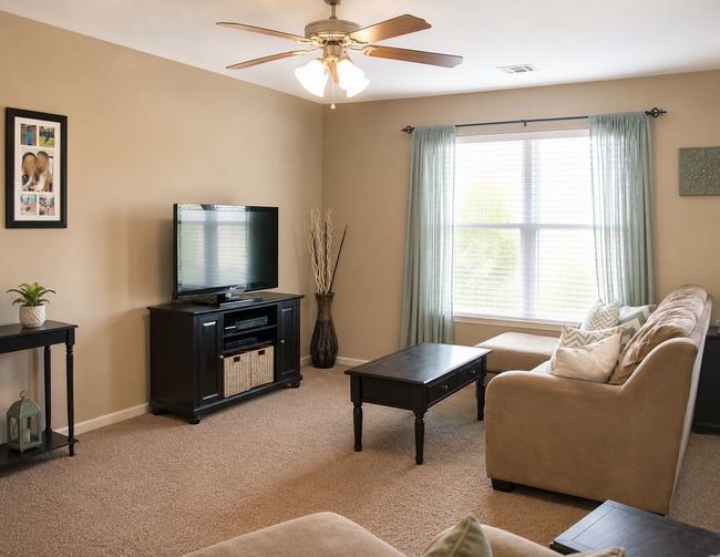 Building Photo - Welcome to Comfortable Living – Spacious, Pet-Friendly Home with Great Amenities