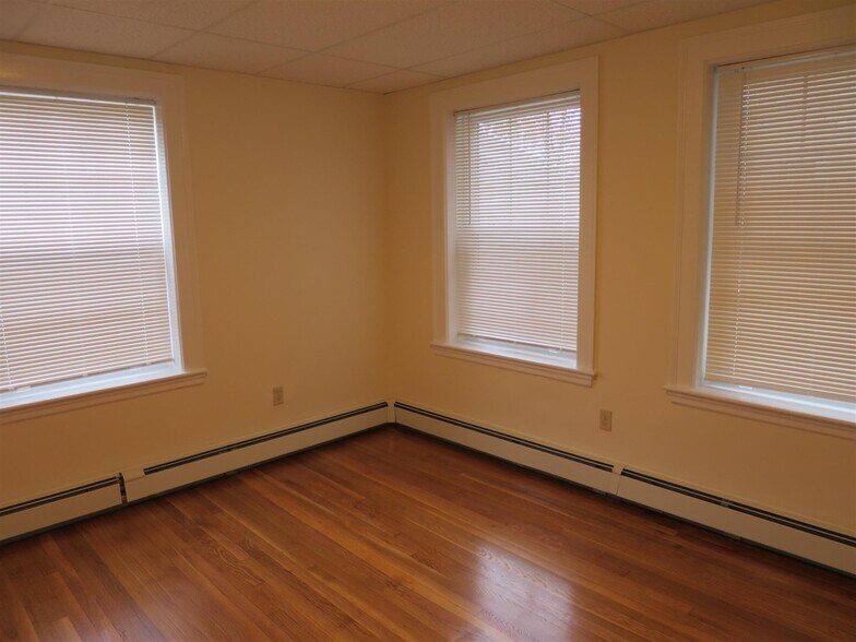 Building Photo - 32 College Ave