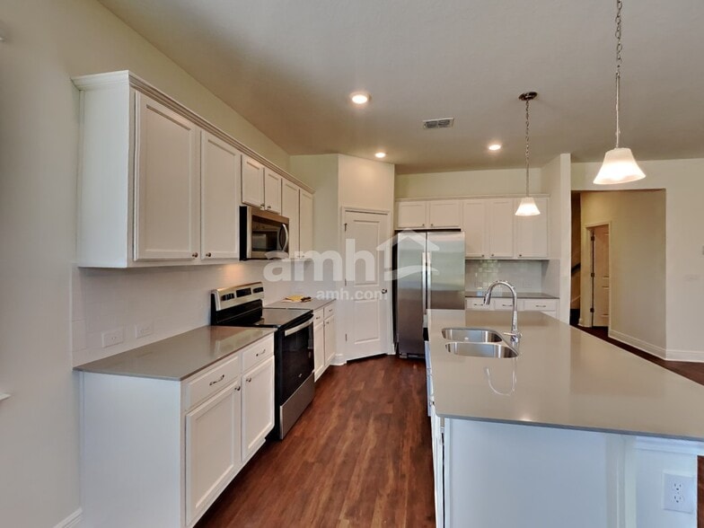 Building Photo - 27653 St Andrews Ave