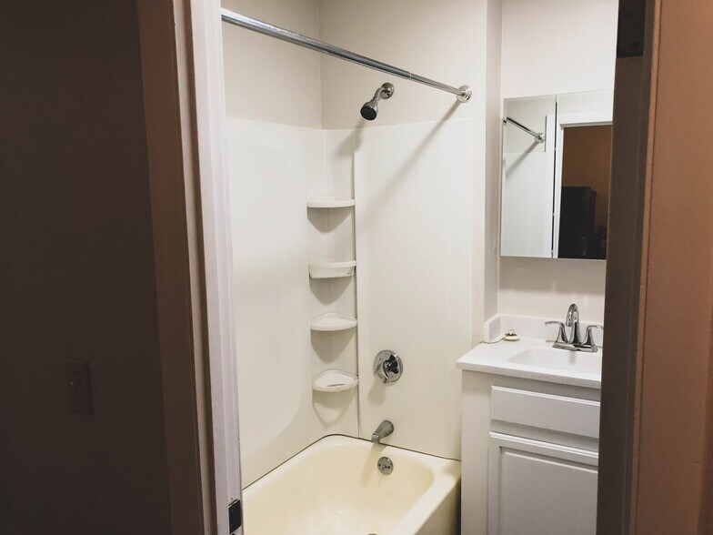 Bathroom 3b - 33 Tingley St