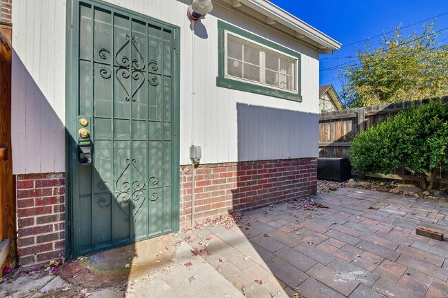 Building Photo - $2,600.00, 1 bed + non-conforming room, 1 ...