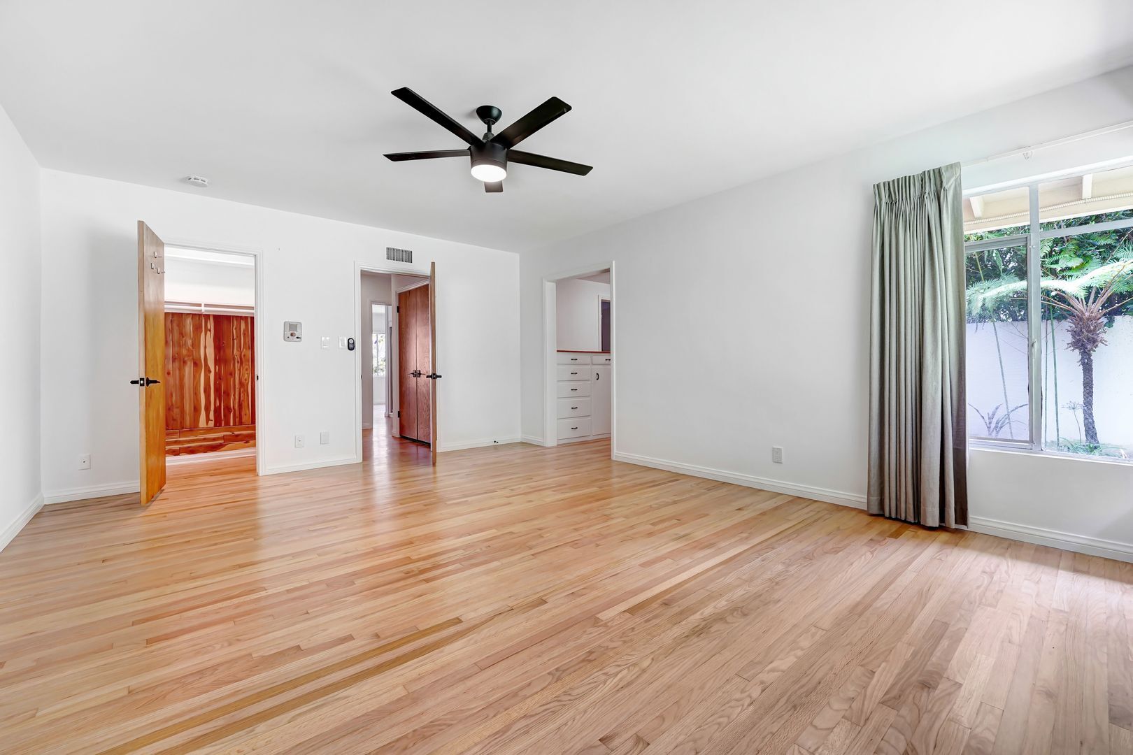 Building Photo - 555 Amalfi Dr