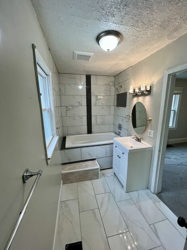 Building Photo - Four bedroom one bathroom single family home for rent. MOVE IN SPECIAL - HALF OFF FIRST MONTHS RENT