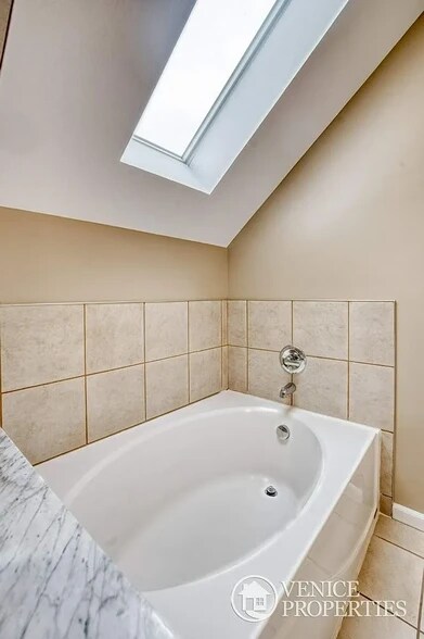 Bath Tub - 1493 Chambers Rd