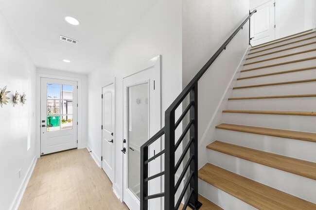 Building Photo - 104 E 44th St