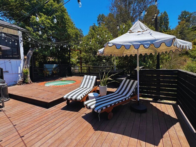 Building Photo - 2828 Laurel Canyon Pl