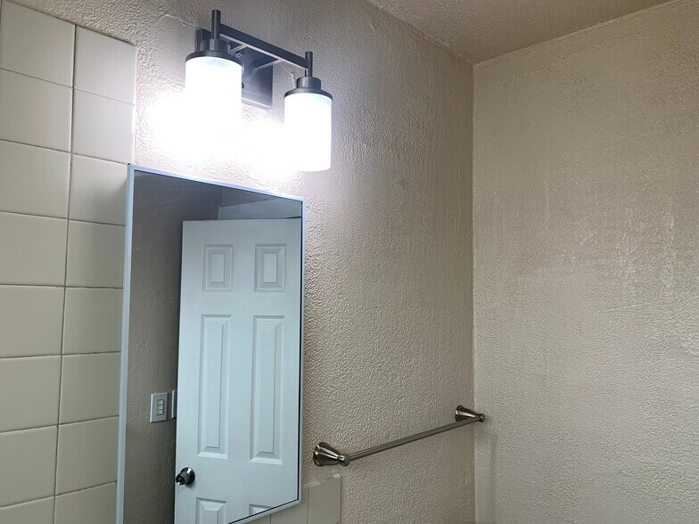 Building Photo - 342 E 84th St