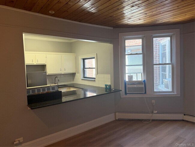Building Photo - 572 Warburton Ave
