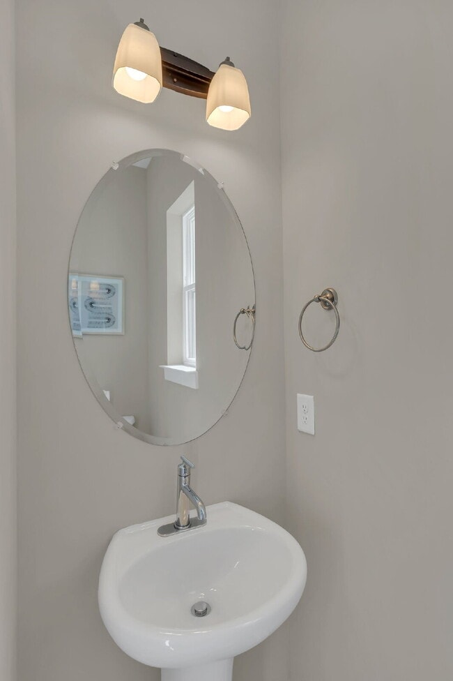 Building Photo - Better-than-new townhome in Highlands at S...