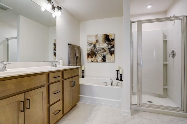 Building Photo - AVAILABLE June 15th. 3 BD 2 1/2 BATH NEW T...