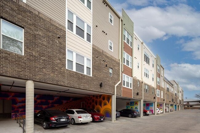 Building Photo - 4611 N Interstate 35 Frontage Rd