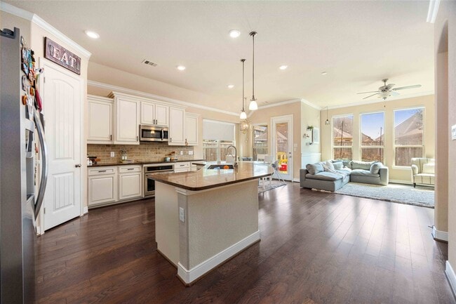 Building Photo - 931 Abelia Ave