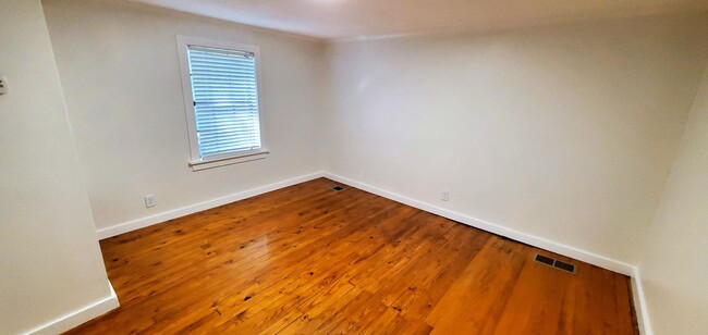 Building Photo - One Bedroom Studio-Style Home Available fo...