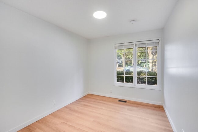 Building Photo - Beautiful 3 Bed, 1.5 Bath Rental Home in Lake Oswego!